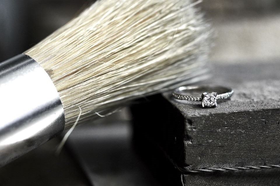 Wie Sie Schmuck mit Labordiamanten reinigen und pflegen: eine umfassende Anleitung